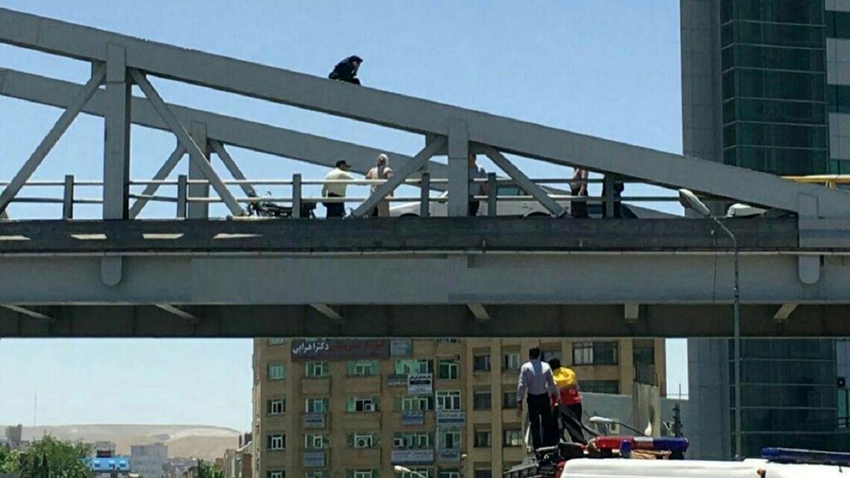 ببینید: اقدام به خودکشی روی پل بزرگراه امام علی ناکام ماند!